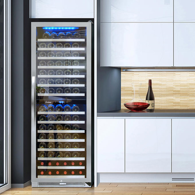 Cupboard glass fridge cooker. Винный холодильник obi60sb. Винный холодильник в интерьере. Винный холодильник на кухне. Винный шкаф над холодильником.